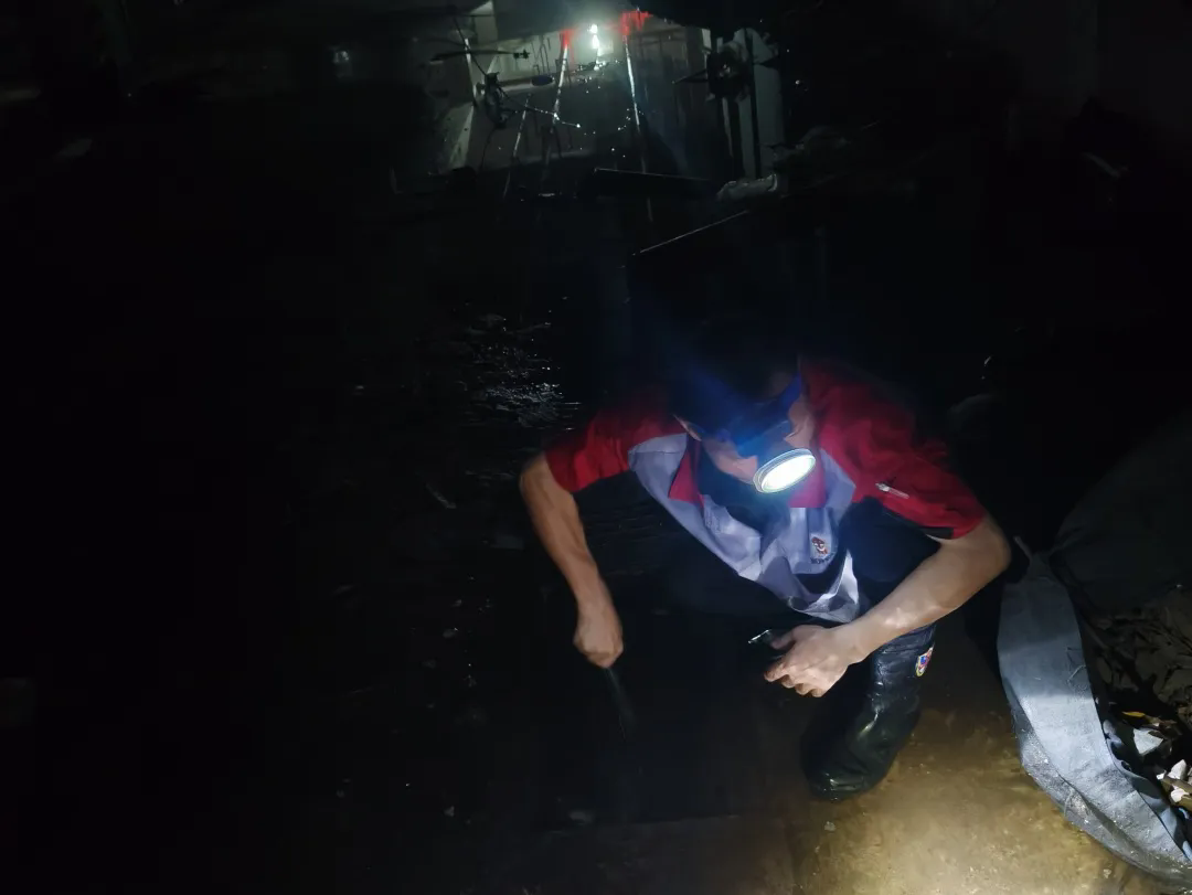一夜暴雨，一夜未眠——豪布斯卡物业人深夜守护